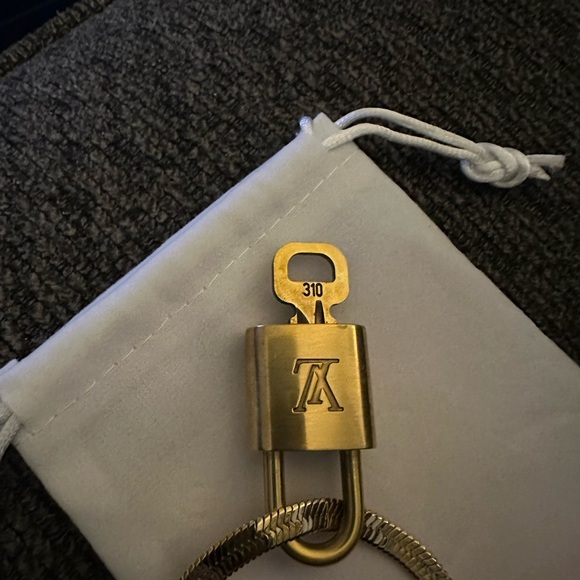 Louis Vuitton gold lock and key ( number 310), paired with a 14k gold necklace. - Picture 6 of 6
